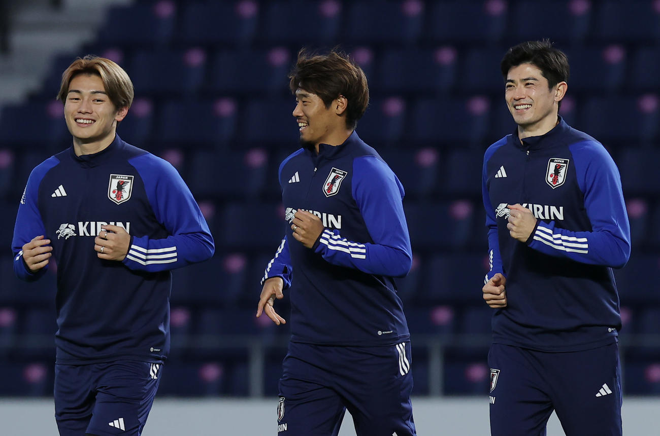 ミャンマー戦に向け調整する、左から上田、守田、谷口（撮影・前田充）