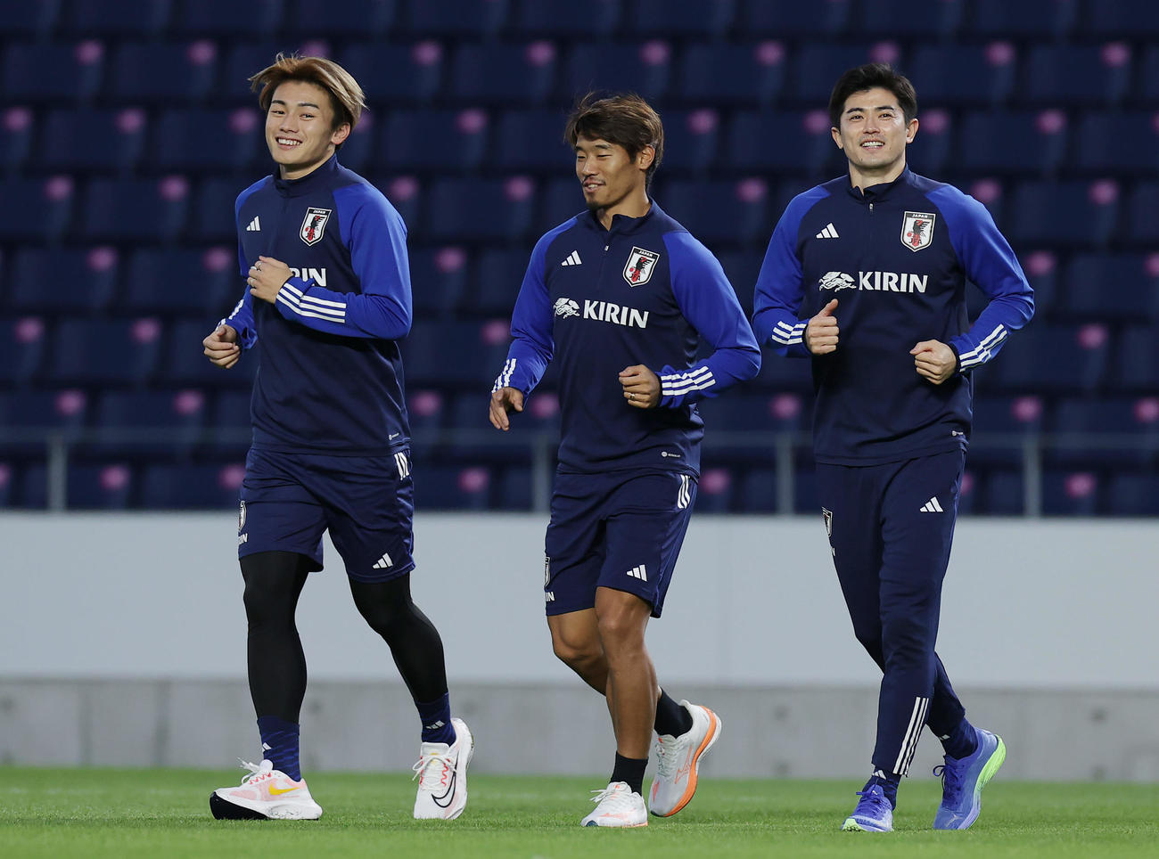 ミャンマー戦に向け調整する、左から上田、守田、谷口（撮影・前田充）
