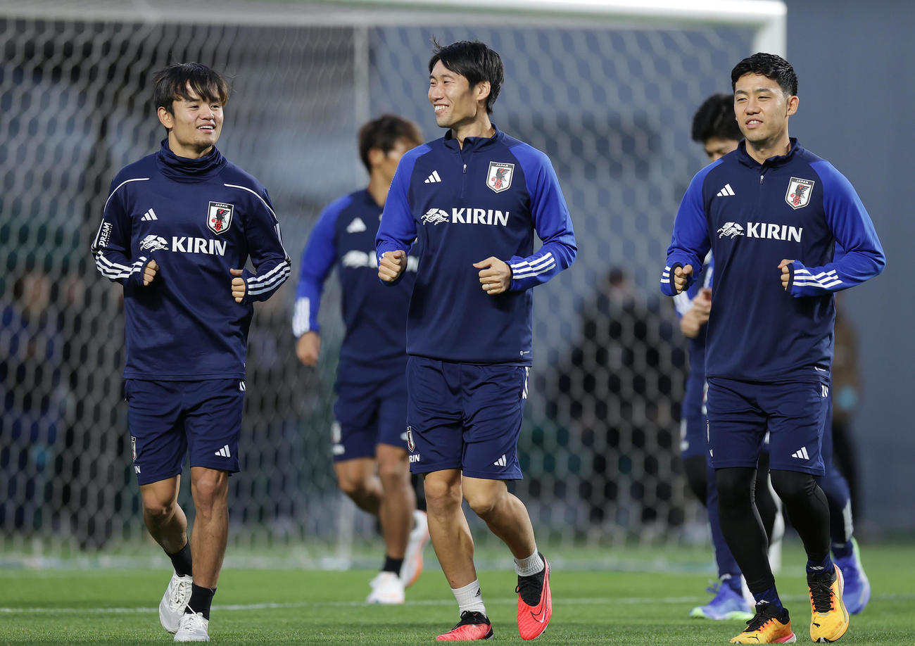 ミャンマー戦に向け調整する、左から久保、鎌田、遠藤（撮影・前田充）