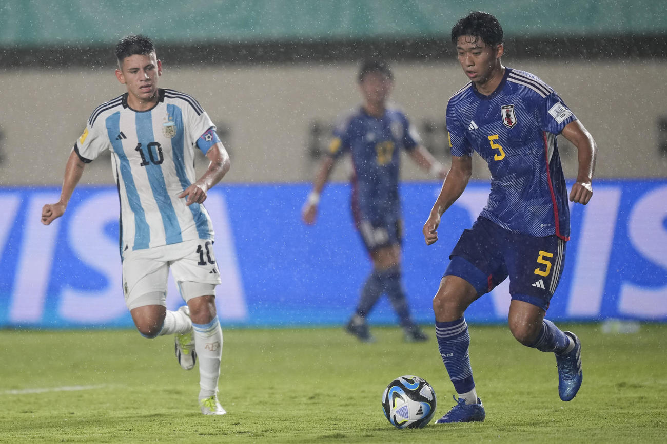 日本DF本多康太郎がアルゼンチンMFエチェベリと競り合う（AP）