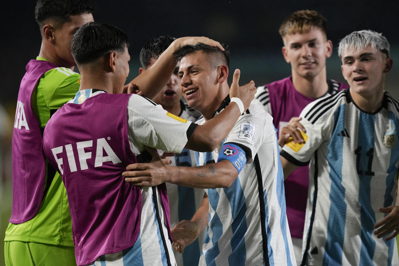 先制ゴールを決め祝福されるアルゼンチンMFエチェベリ（AP）