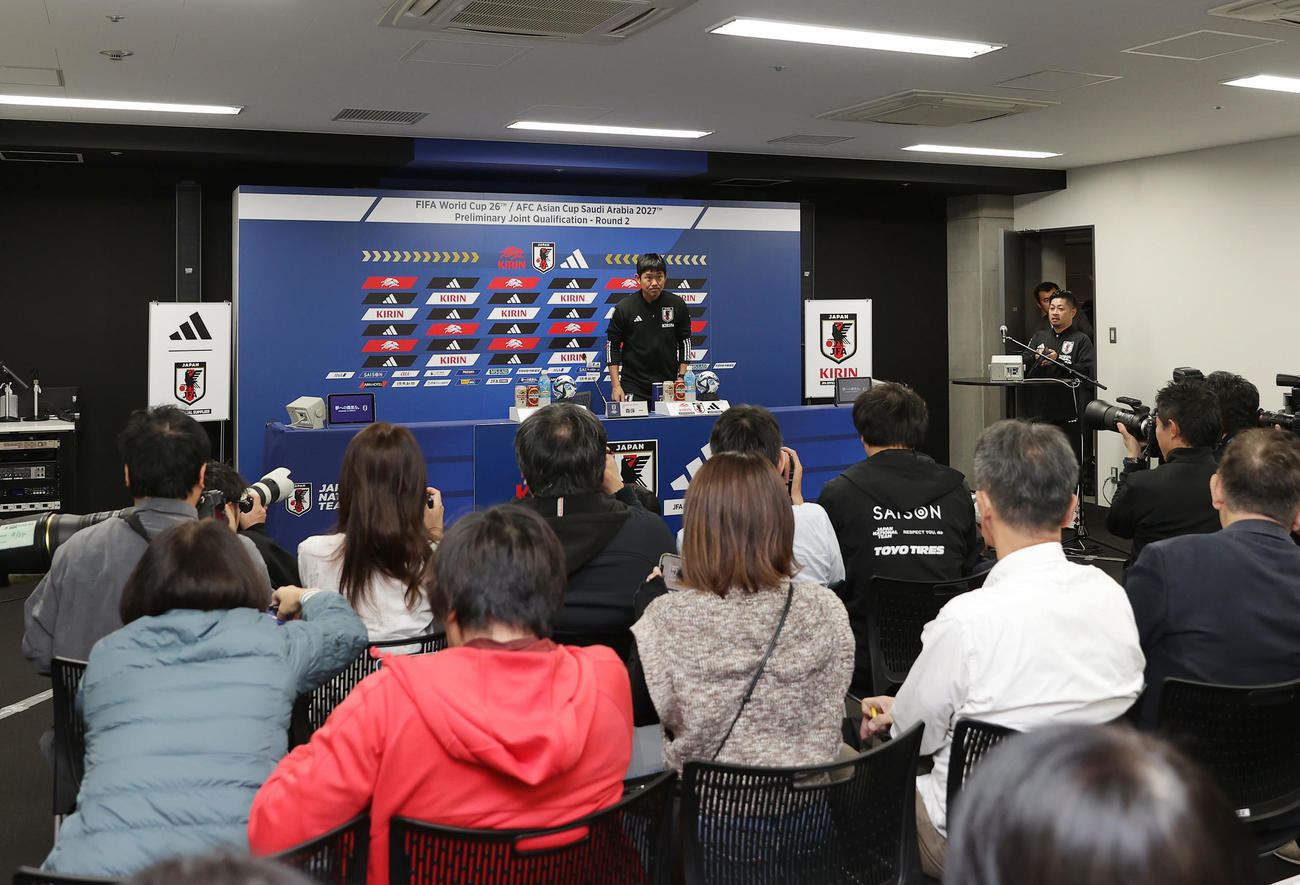 ミャンマー戦の前日会見に臨む森保監督（中央）（撮影・前田充）