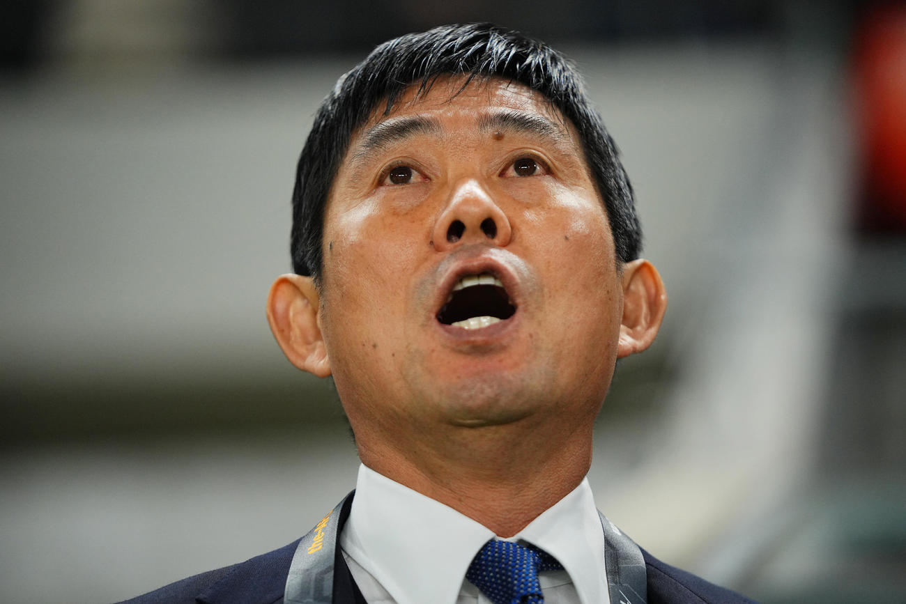 日本対ミャンマー　試合前、君が代斉唱をする森保監督（撮影・垰建太）