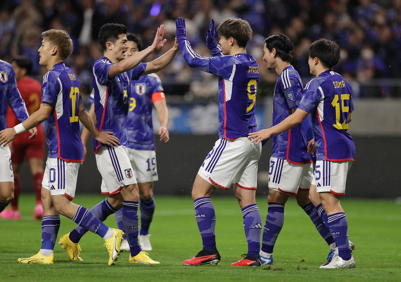 日本対ミャンマー　前半、先制ゴールを決め、谷口（中央左）らと喜び合う上田（同右）（撮影・前田充）