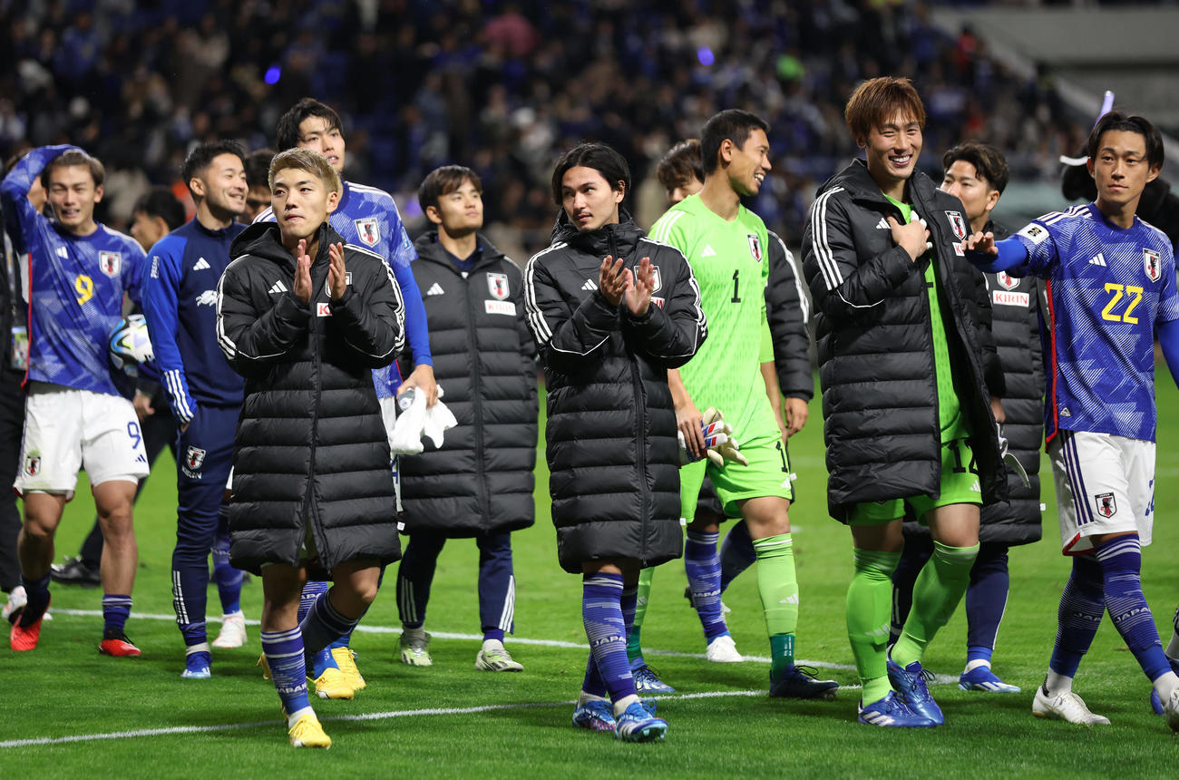 日本対ミャンマー　ミャンマーに勝利し、サポーターの声援に応える堂安（手前左）、南野（同中央）ら日本代表の選手たち（撮影・前田充）