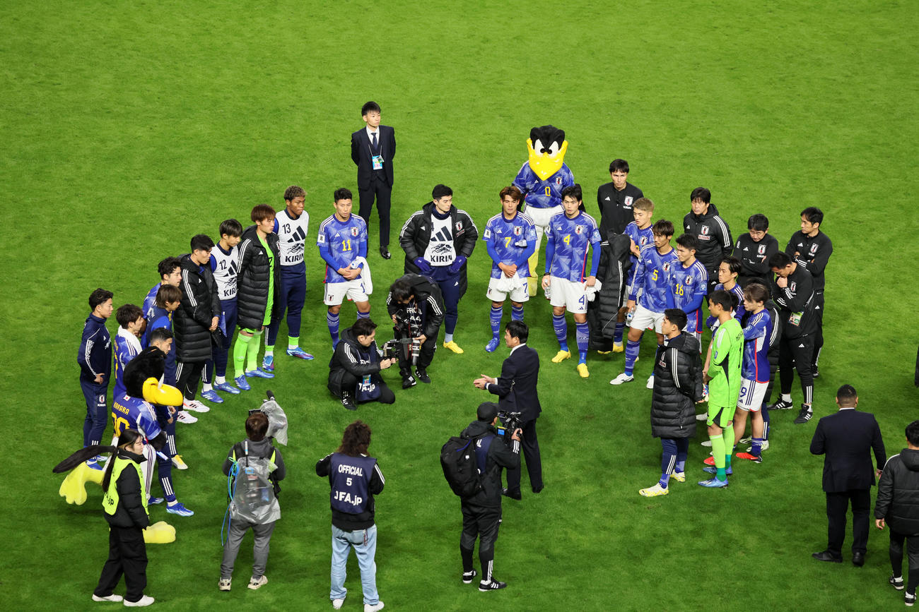 日本対ミャンマー　試合後、ピッチでイレブンに話す森保監督（撮影・加藤哉）