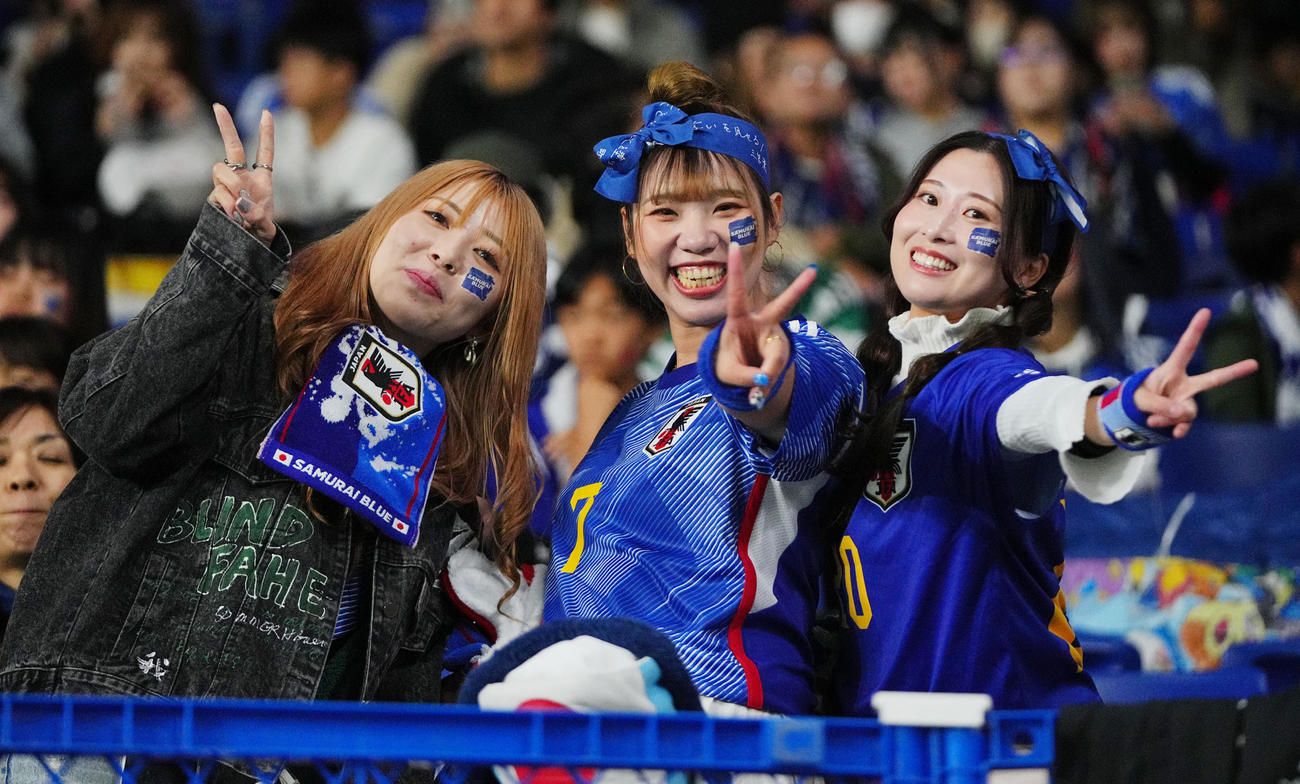 日本対ミャンマー　試合前、盛り上がるサポーターたち（撮影・垰建太）