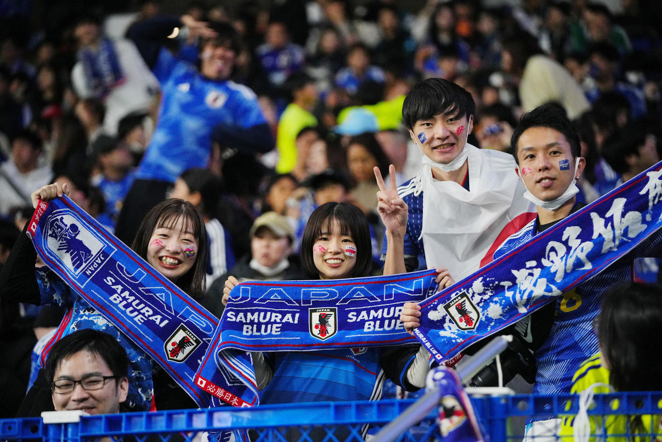 日本対ミャンマー　試合前、盛り上がるサポーターたち（撮影・垰建太）
