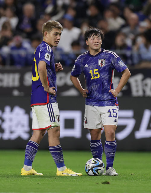 日本対ミャンマー　前半、FK前に言葉を交わす堂安（左）と相馬（撮影・前田充）