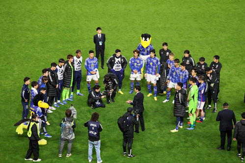 日本対ミャンマー　試合後、ピッチでイレブンに話す森保監督（撮影・加藤哉）