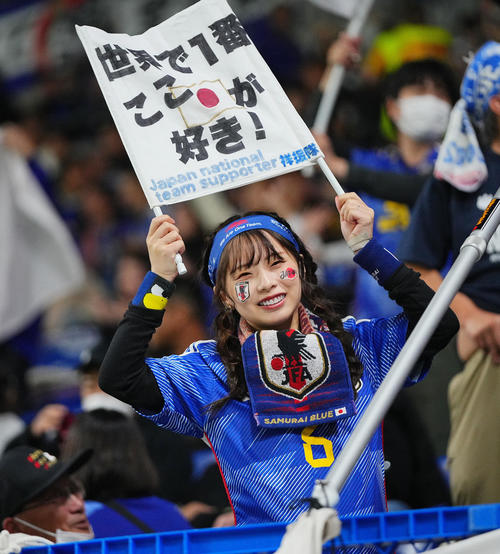 日本対ミャンマー　試合前、盛り上がるサポーターたち（撮影・垰建太）