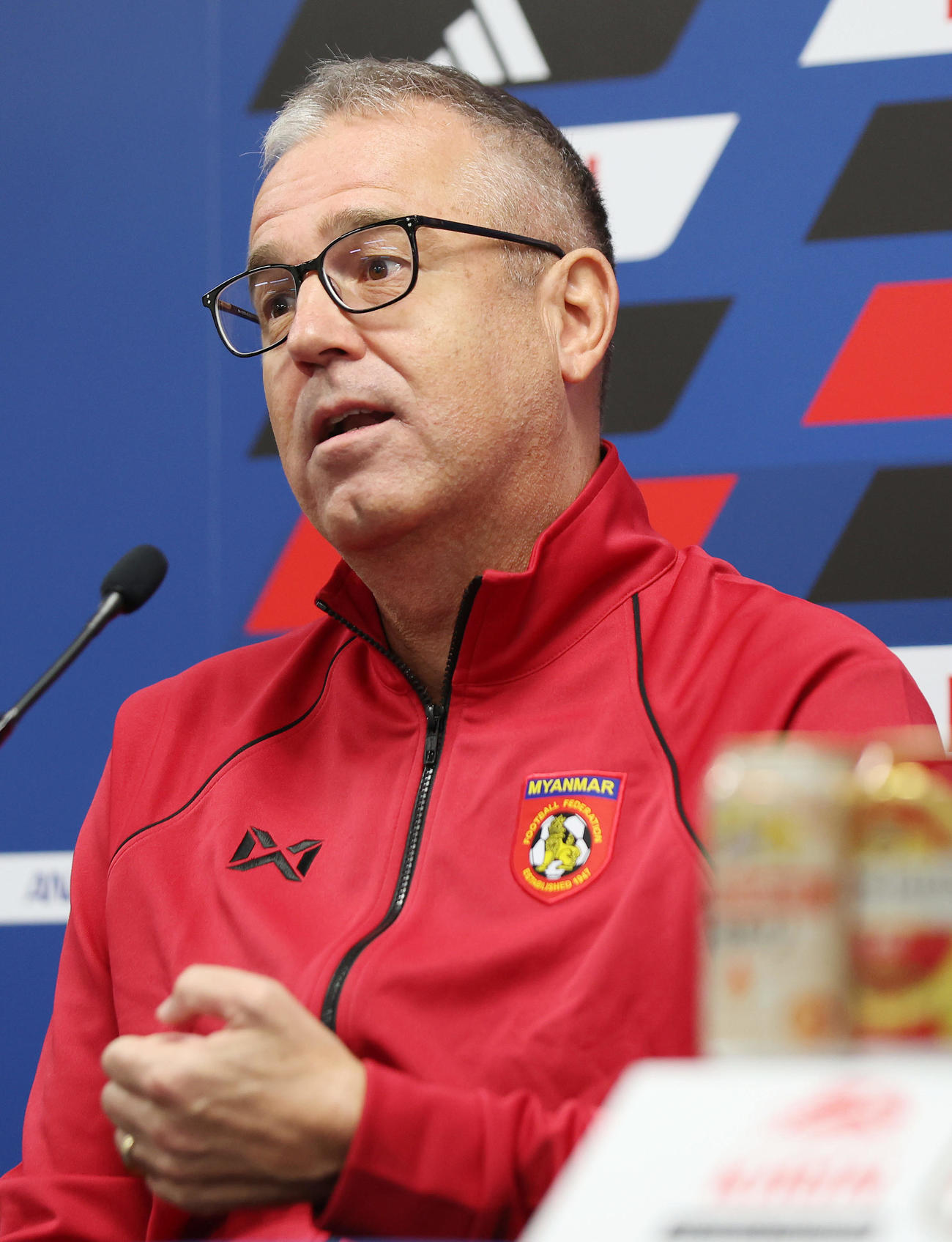 日本戦の前日会見に臨むミャンマー代表のファイヒテンバイナー監督（撮影・前田充）