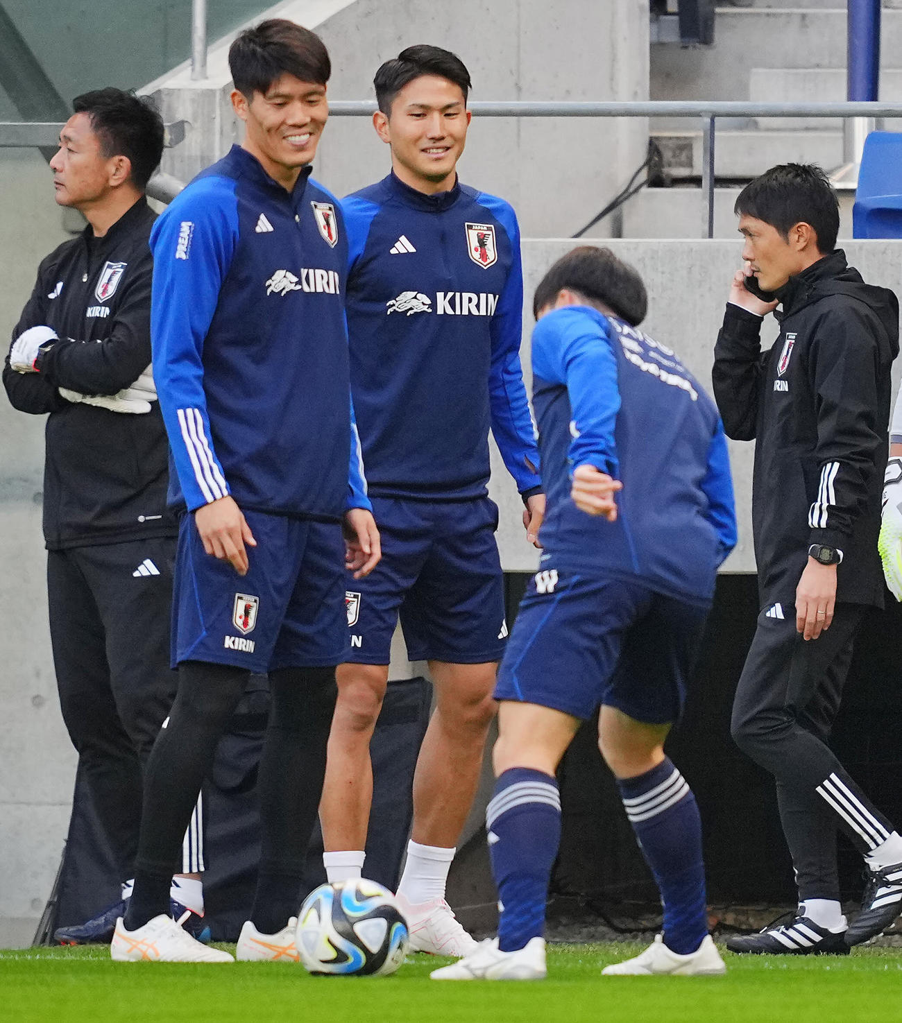 前日練習で冨安（左から2人目）らと笑顔を見せる渡辺（中央）（撮影・垰建太）