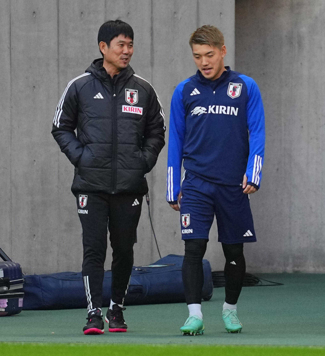 練習前、言葉を交わす森保監督（左）と堂安（撮影・垰建太）
