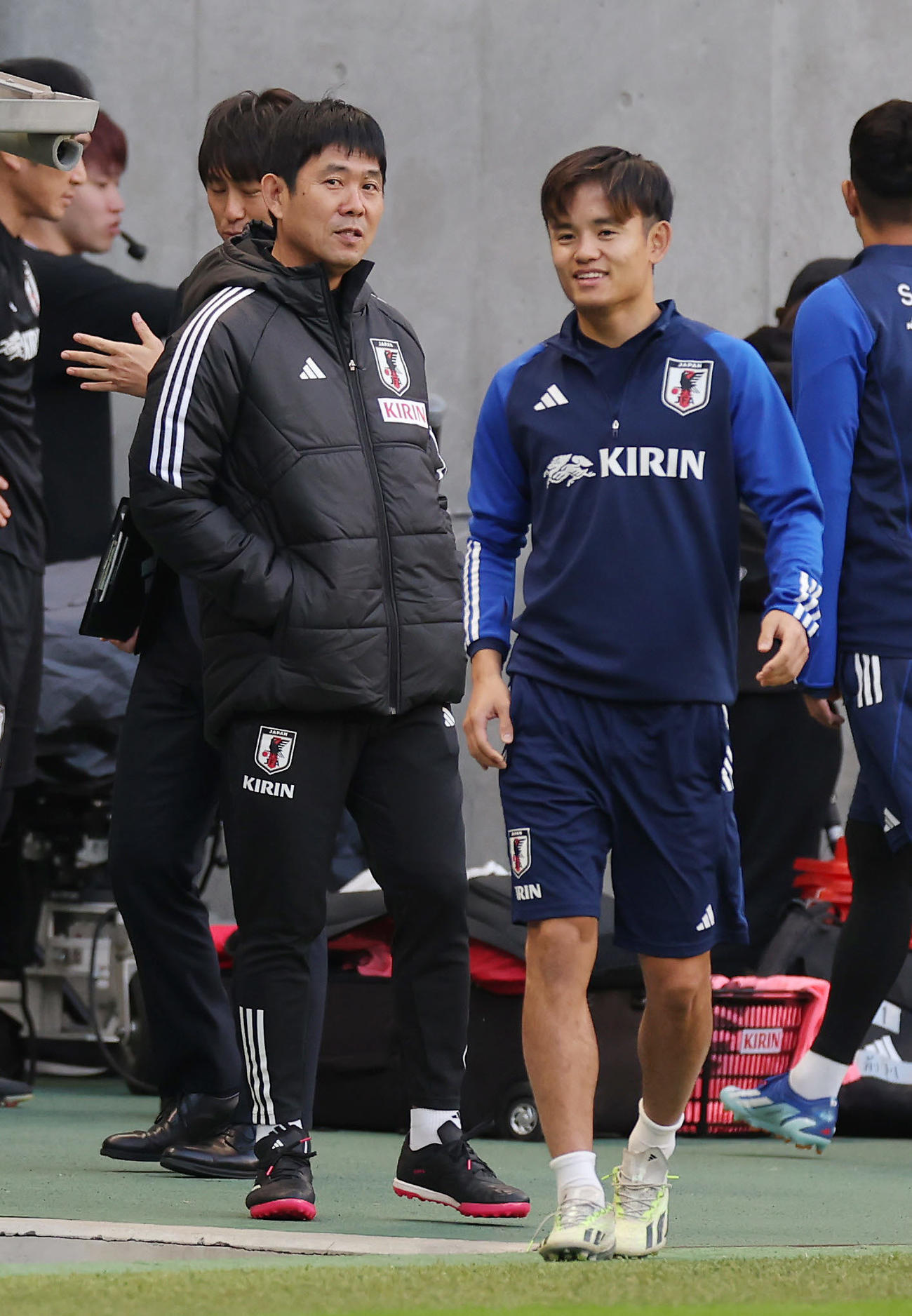 練習前、言葉を交わす森保監督（左）と久保（撮影・前田充）