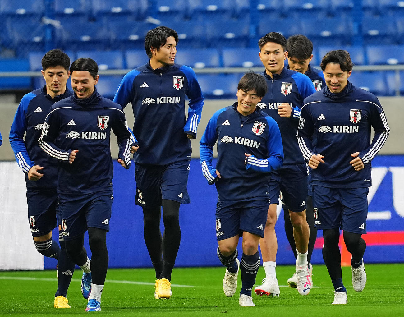 リラックスした表情でウオーミングアップする渡辺（中央右）と町田（同左）ら選手たち（撮影・垰建太）