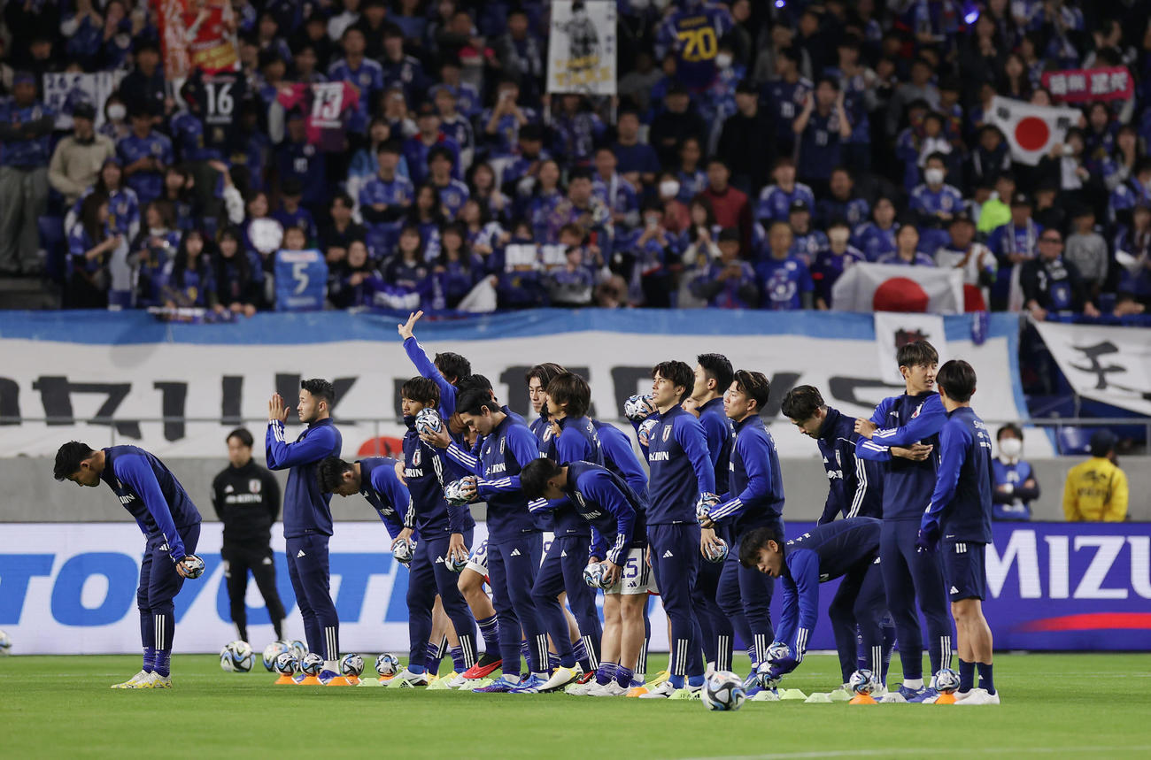 日本対ミャンマー　試合前、ピッチに入りあいさつする日本代表の選手たち（撮影・前田充）