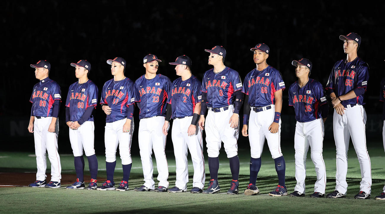 日本対台湾　試合前、セレモニーに臨む日本の井端監督（左端）とスタメン（撮影・足立雅史）