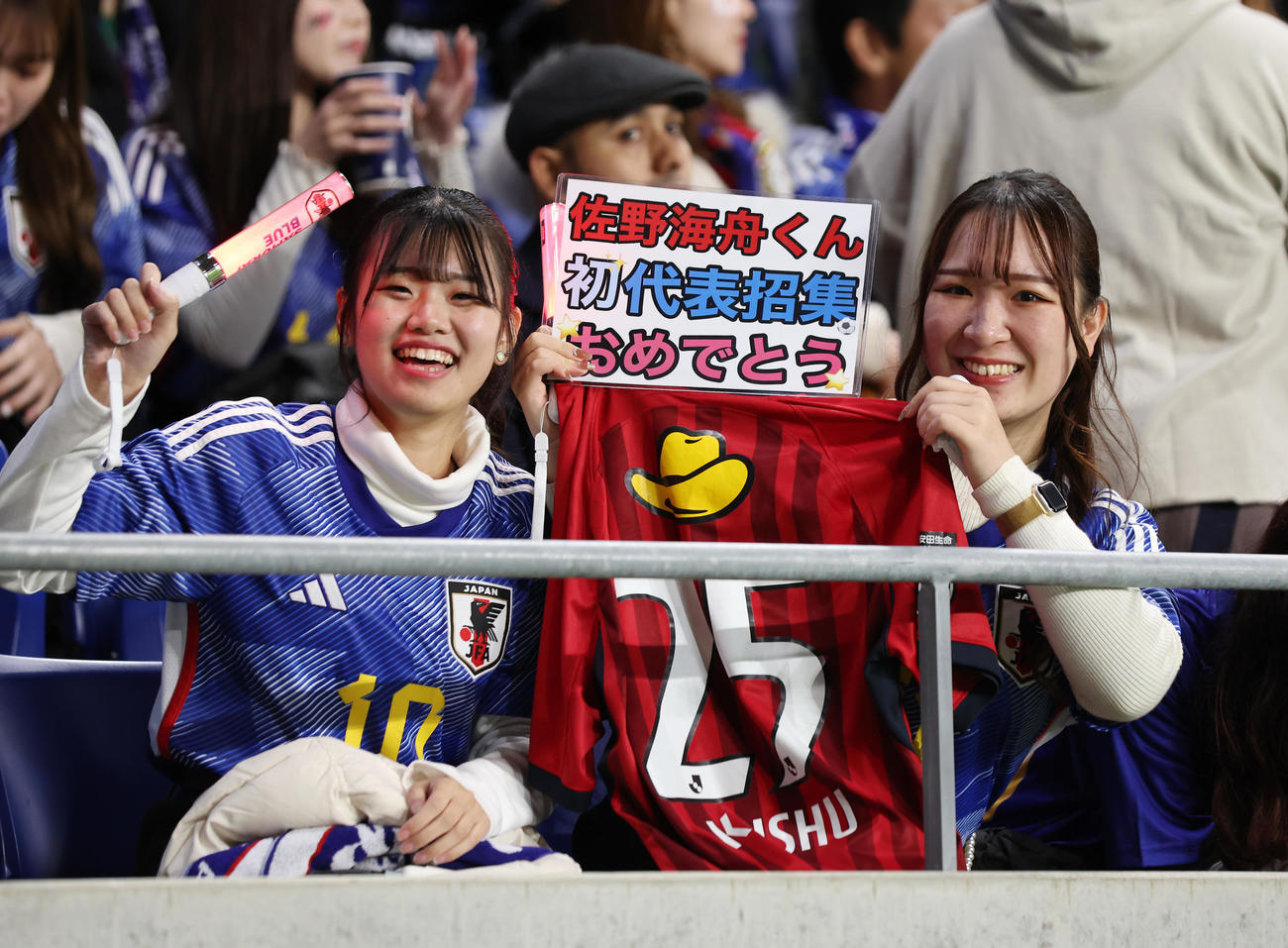 日本対ミャンマー　試合前、応援する日本サポーター（撮影・前田充）