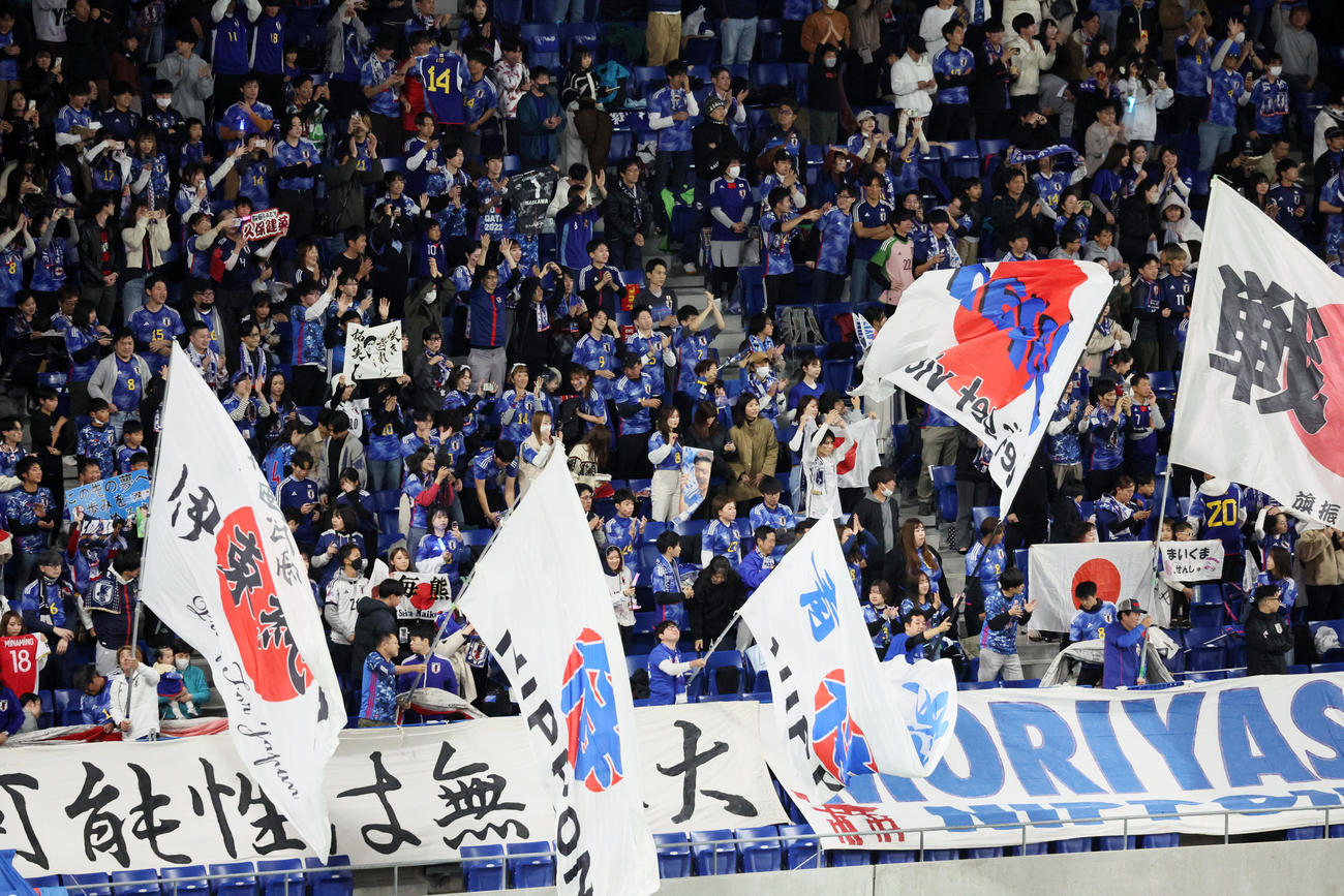 日本対ミャンマー　試合前、応援する日本サポーター（撮影・加藤哉）