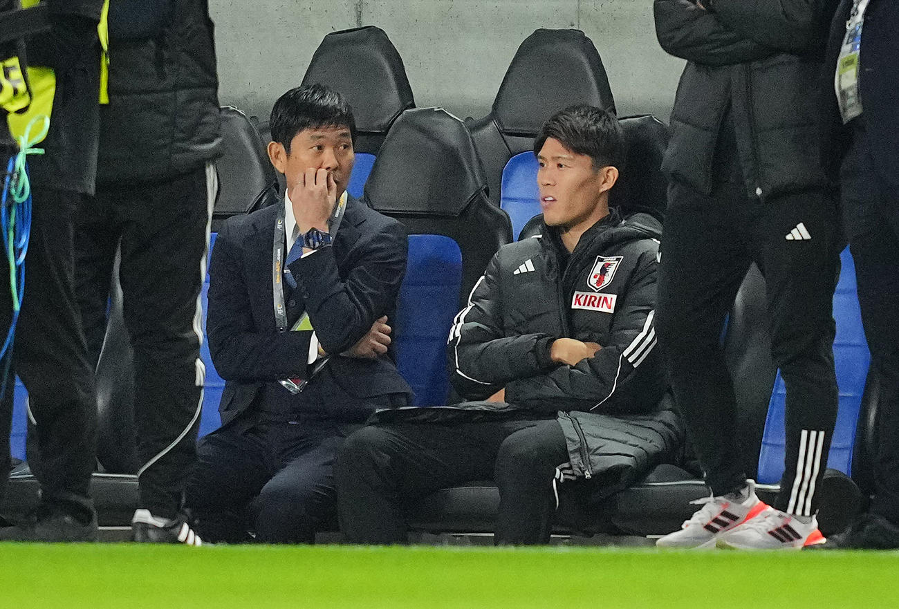日本対ミャンマー　試合前、ベンチを外れた冨安（右）は森保監督と言葉を交わす（撮影・垰建太）