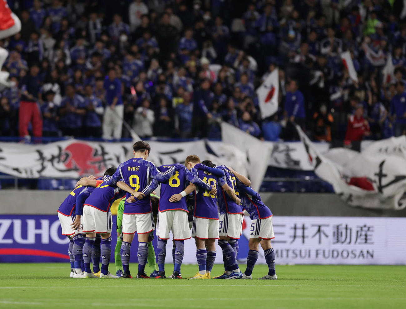 日本対ミャンマー　試合前、円陣を組む日本代表イレブン（撮影・前田充）