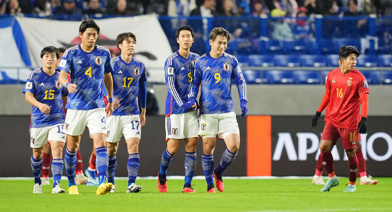日本対ミャンマー　前半、追加点を決め、上田（右）らと喜び合う鎌田（撮影・垰建太）