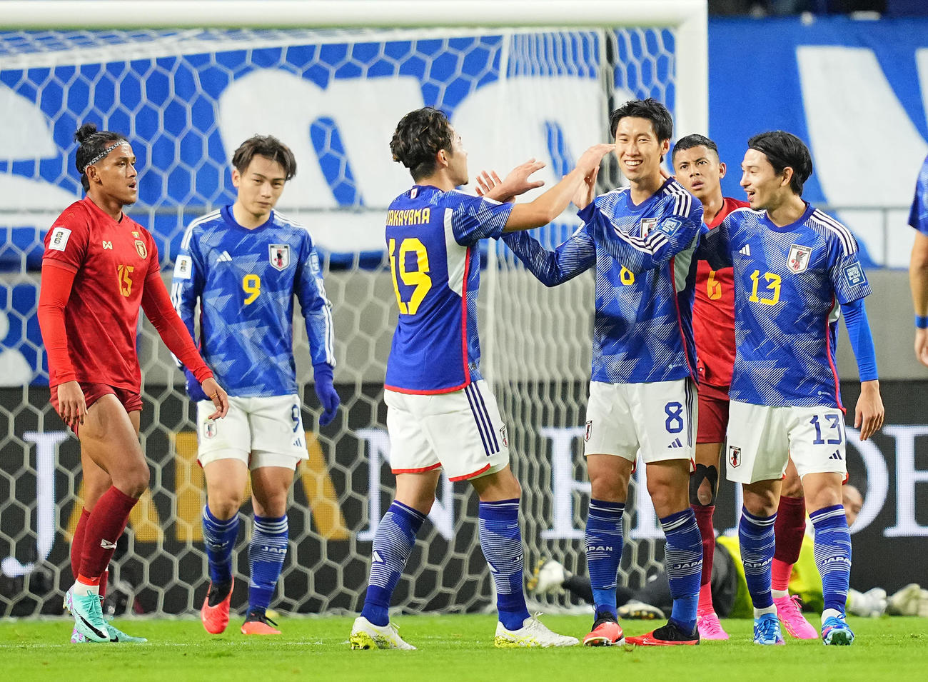日本対ミャンマー　前半、チーム2点目のゴールを決めた鎌田＜8＞はイレブンの祝福を受ける（撮影・垰建太）