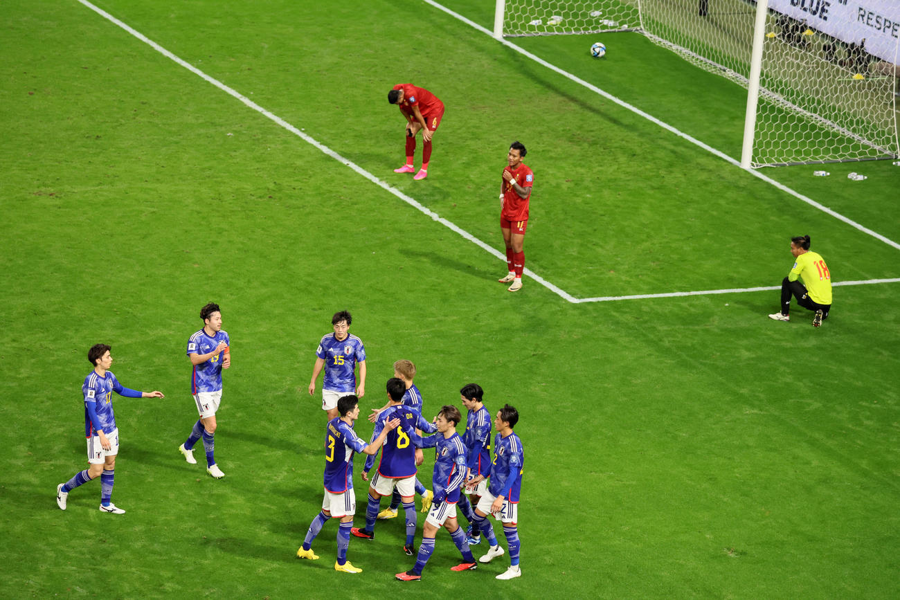 日本対ミャンマー　前半ロスタイム、この試合2得点目のゴールを決めた上田はイレブンとタッチする（撮影・加藤哉）