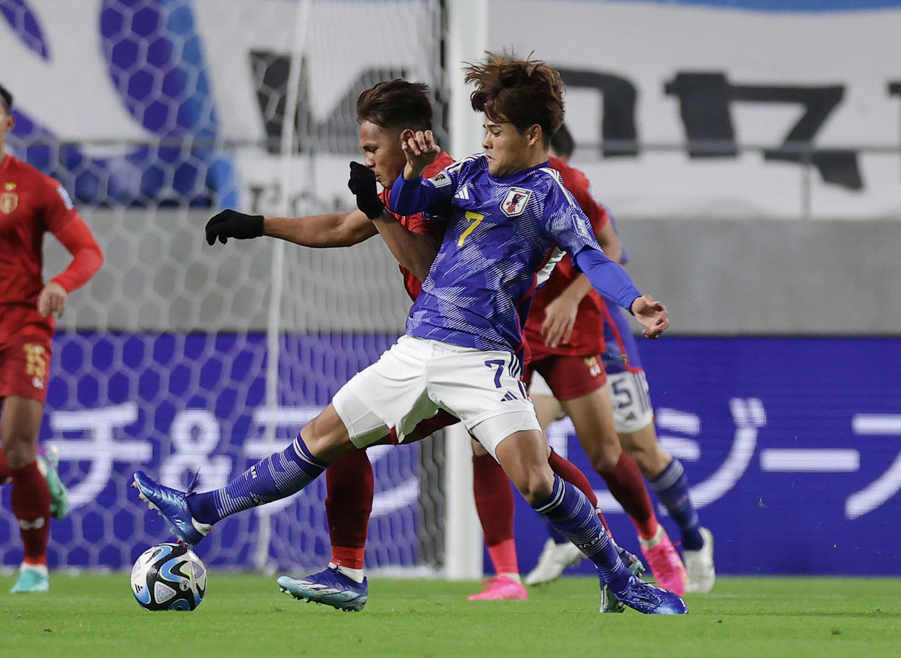 日本対ミャンマー　後半、相手選手と激しく競り合う佐野（撮影・前田充）