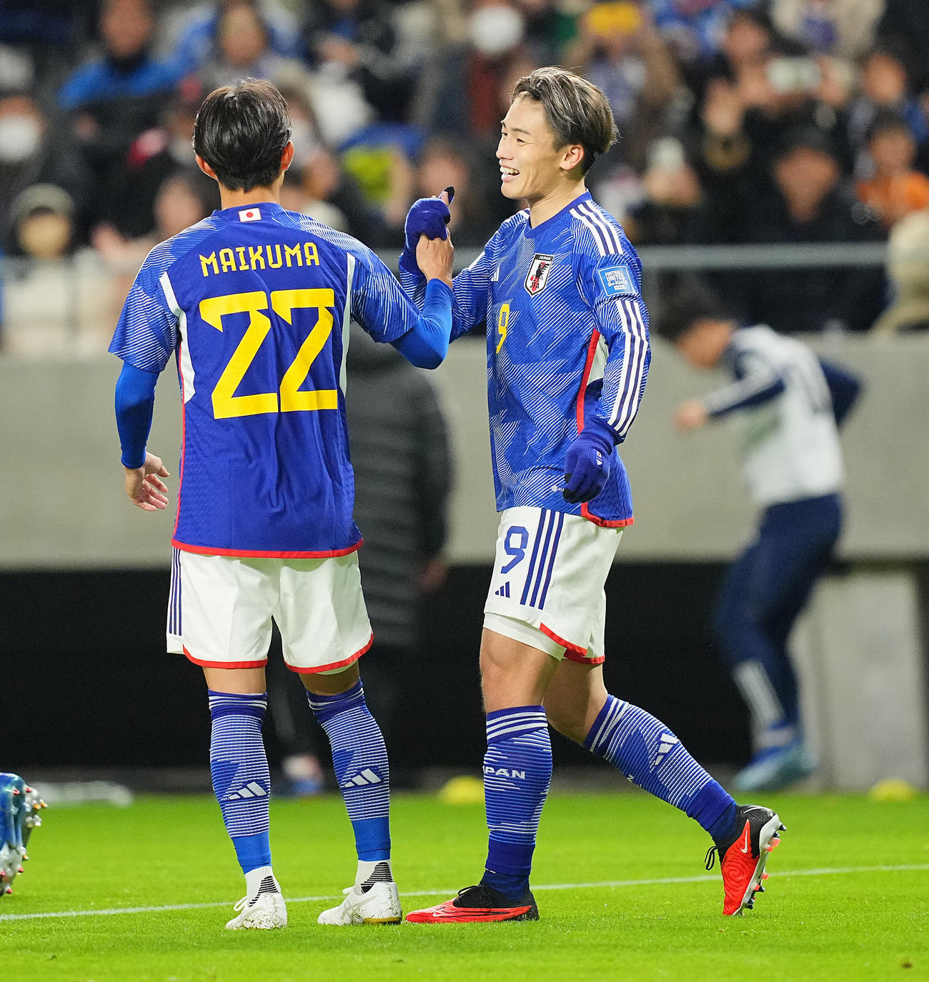 日本対ミャンマー　後半、ハットトリックを決め毎熊（左）の祝福に笑顔を見せる上田（撮影・垰建太）