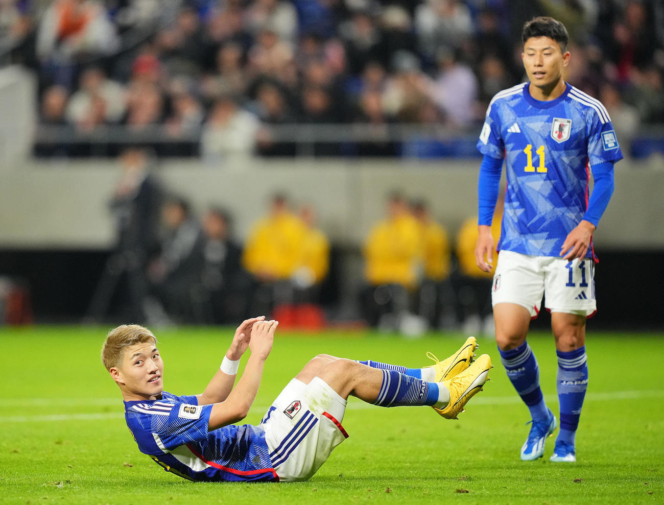 日本対ミャンマー　後半、左足でゴールを決め副審を確認する堂安（左）（撮影・垰建太）