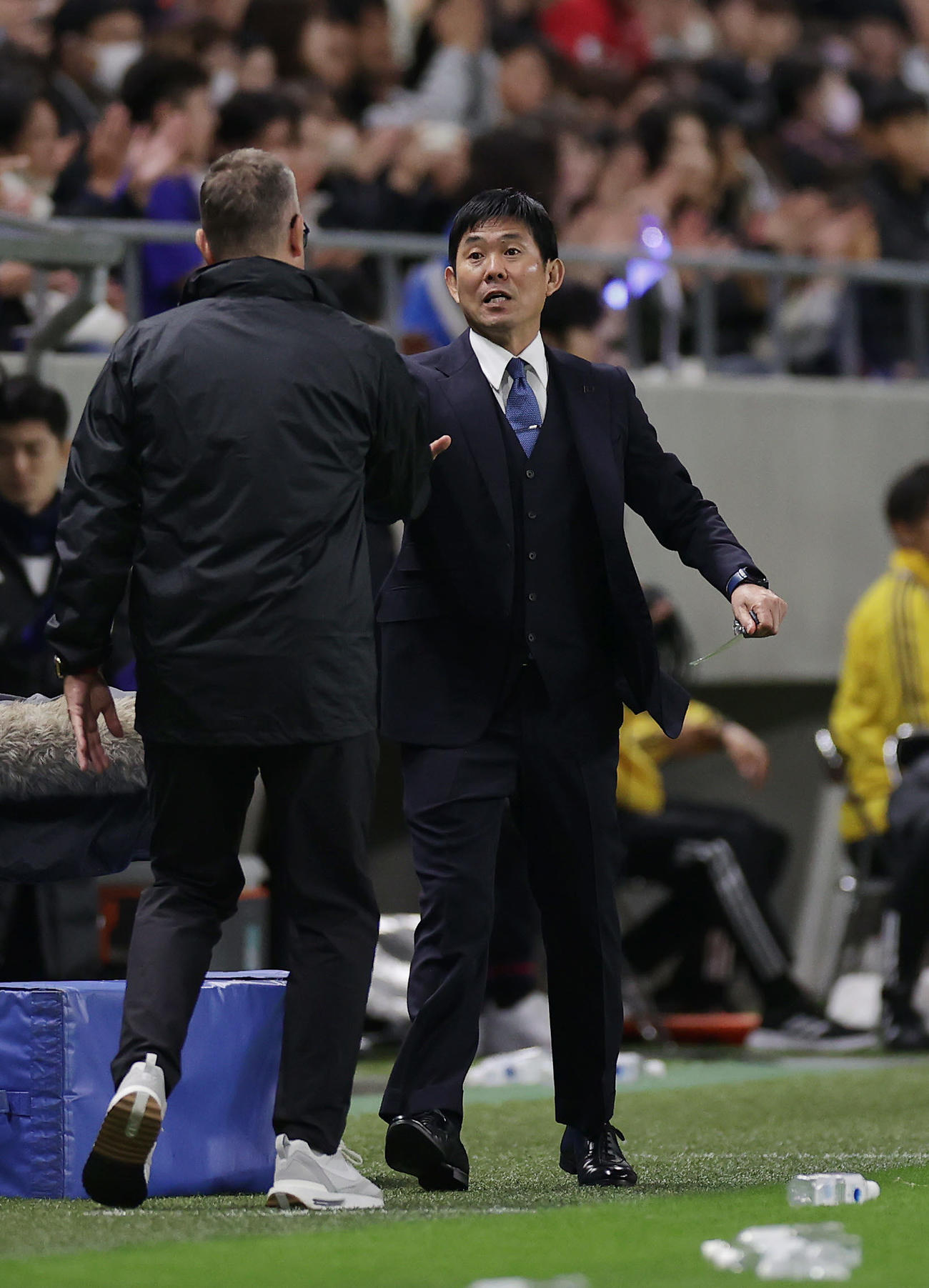 日本対ミャンマー　後半、勝利した森保監督はミャンマーのファイヒテンバイナー監督と握手（撮影・前田充）