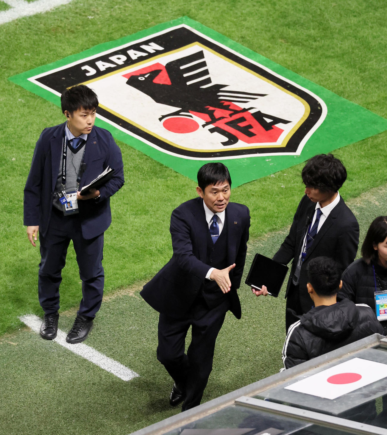 日本対ミャンマー　ミャンマーに勝利し関係者と握手する森保監督（中央）（撮影・加藤哉）