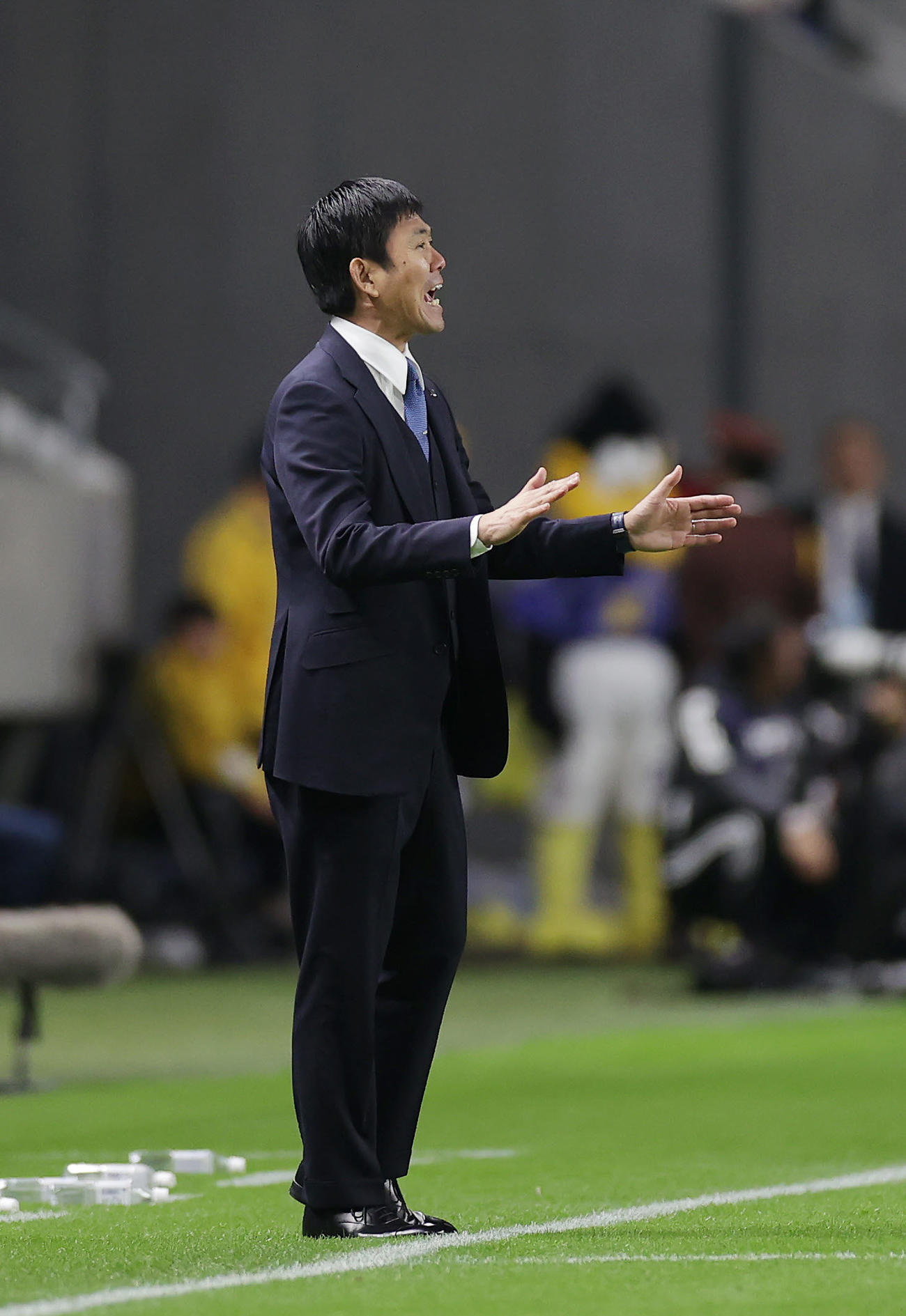 日本対ミャンマー　後半、イレブンに指示を出す森保監督（撮影・前田充）