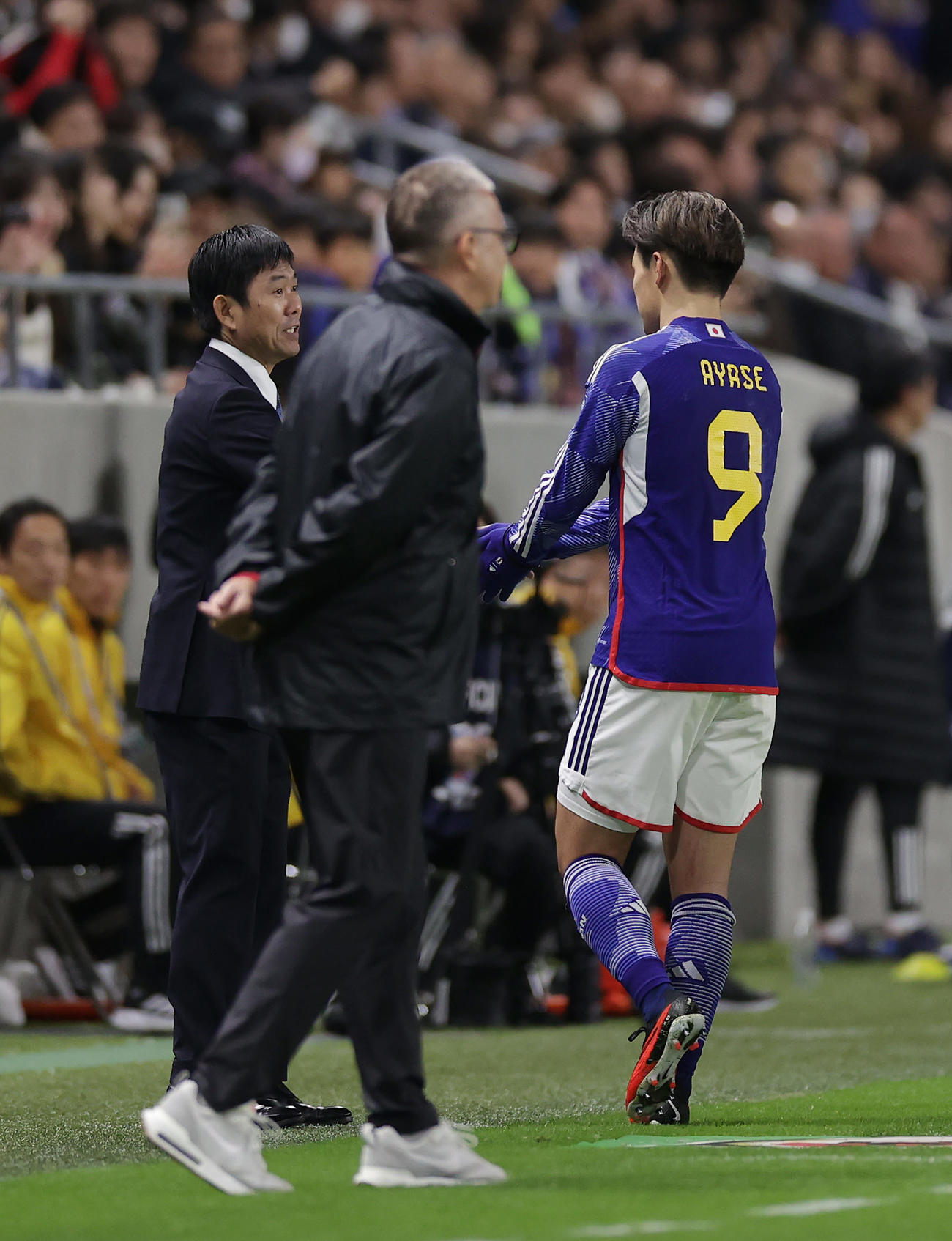 日本対ミャンマー　後半、交代する上田綺世（右）を迎える森保一監督（左）（撮影・前田充）