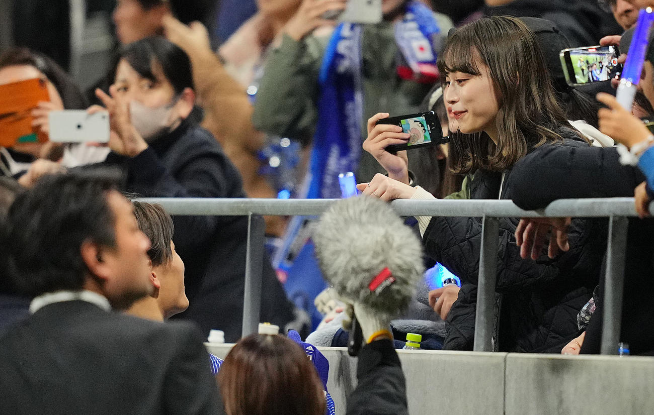 日本対ミャンマー　試合後、上田（左）と言葉を交わす由布菜月（右）（撮影・垰建太）