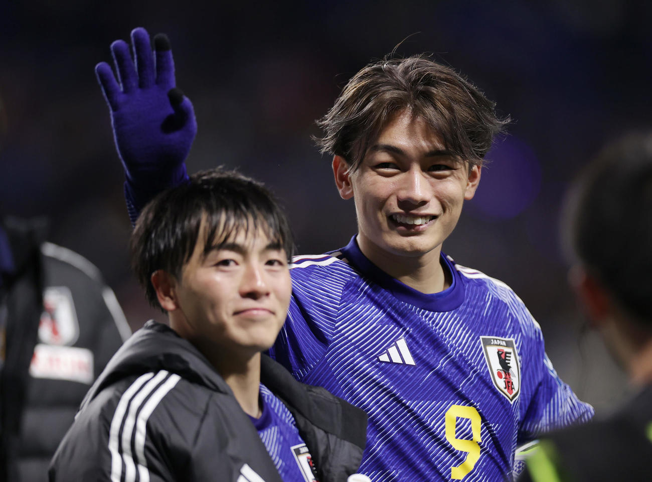 日本対ミャンマー　ミャンマーに勝利し笑顔でサポーターの声援に応える上田。左は相馬（撮影・前田充）