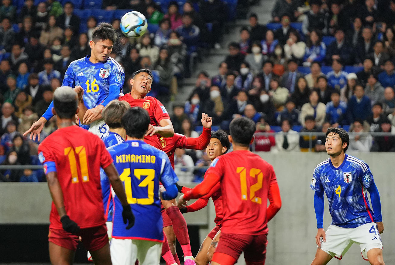 日本対ミャンマー　後半、打点の高いヘディングシュートを放つ渡辺（左）（撮影・垰建太）