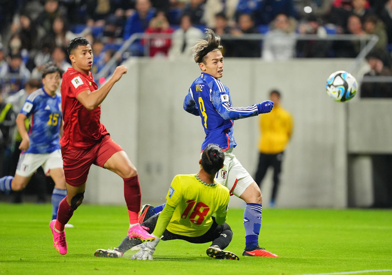日本対ミャンマー　後半、この日、3点目のゴールを決め、ハットトリックを達成する上田（中央）（撮影・垰建太）