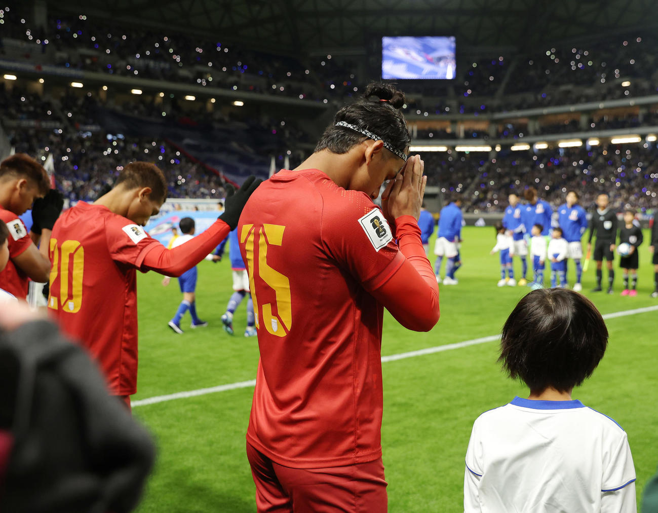 日本対ミャンマー　試合前、ピッチに祈りを捧げるミャンマーの選手たち（撮影・前田充）