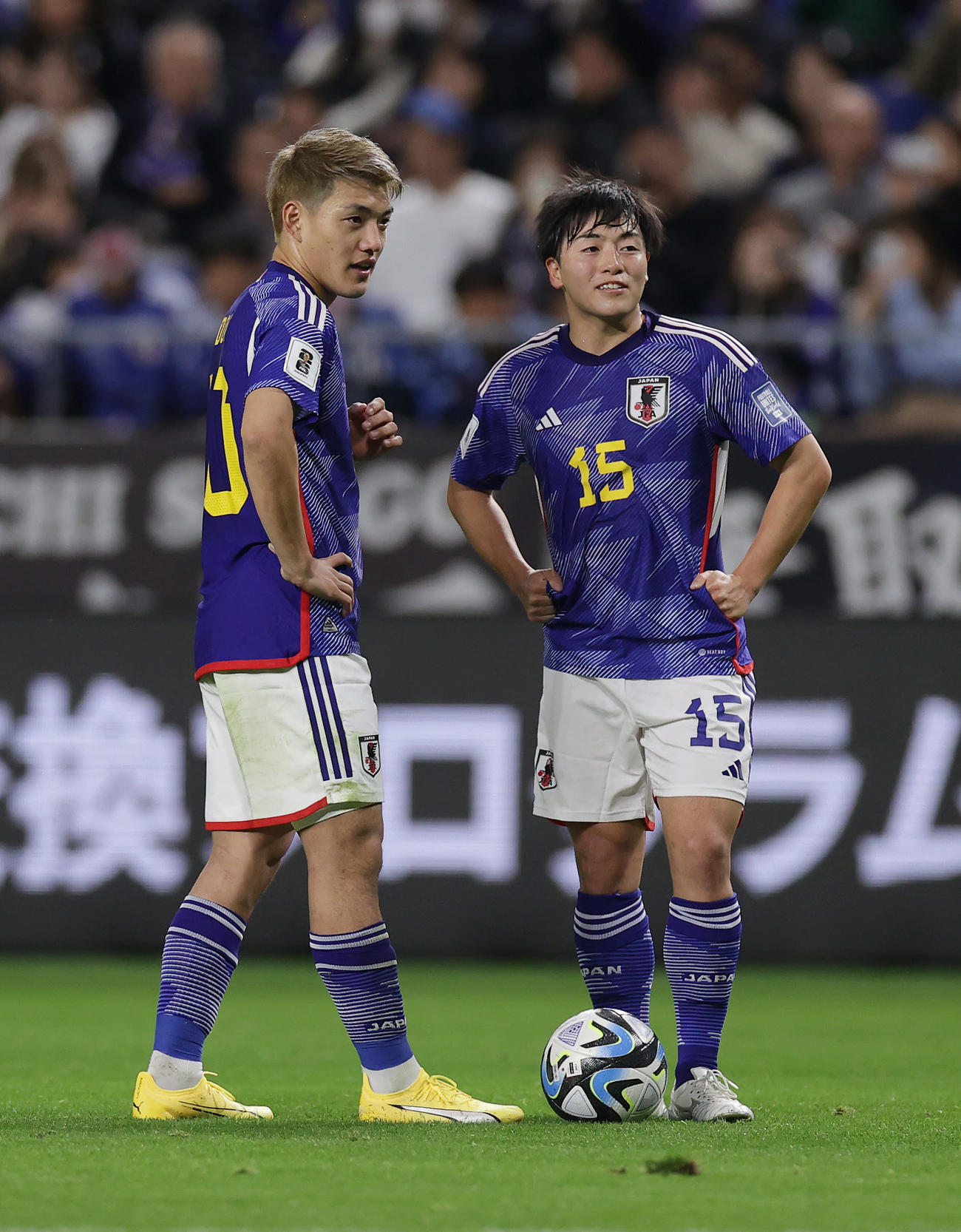 日本対ミャンマー　前半、FK前に言葉を交わす堂安（左）と相馬（撮影・前田充）