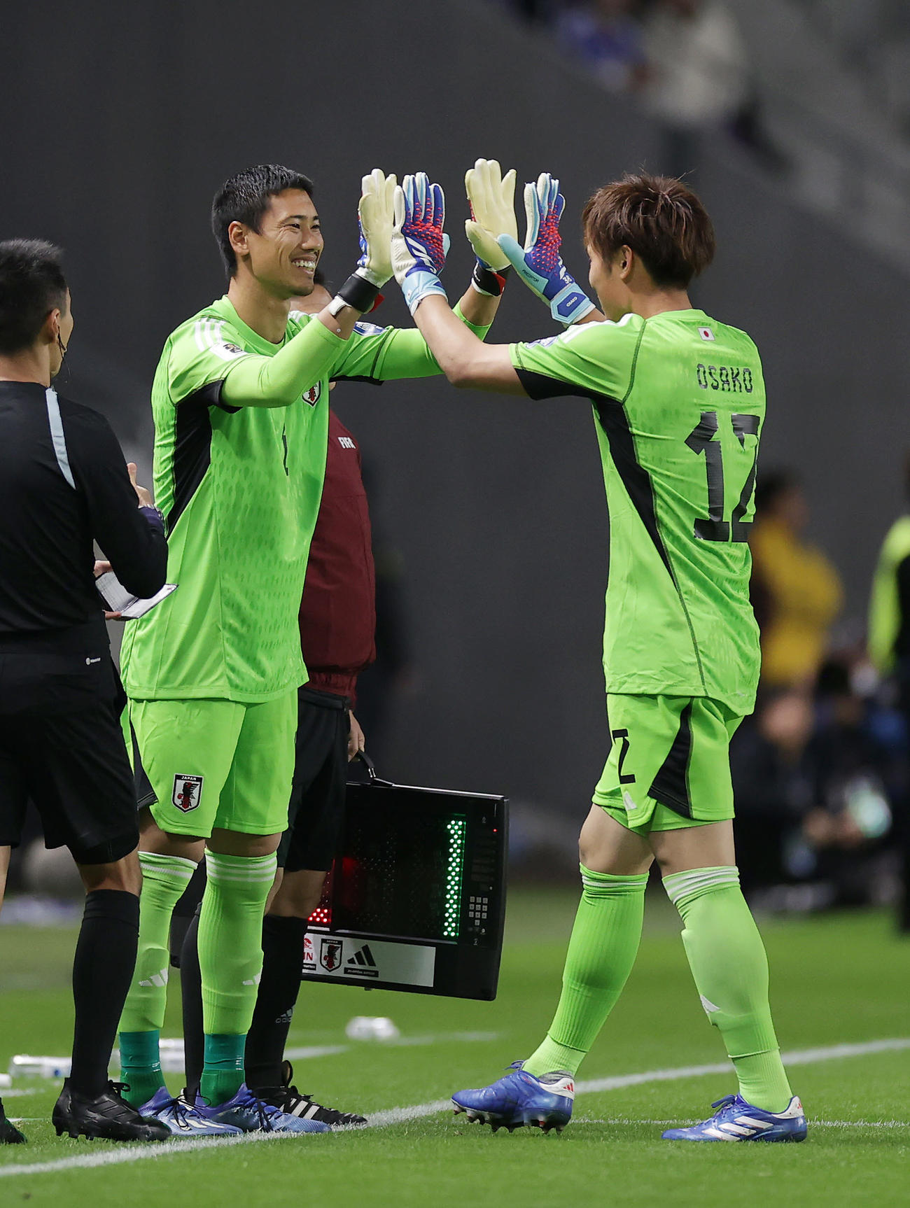 日本対ミャンマー　後半、GK大迫（右）と交代するGK前川（撮影・前田充）