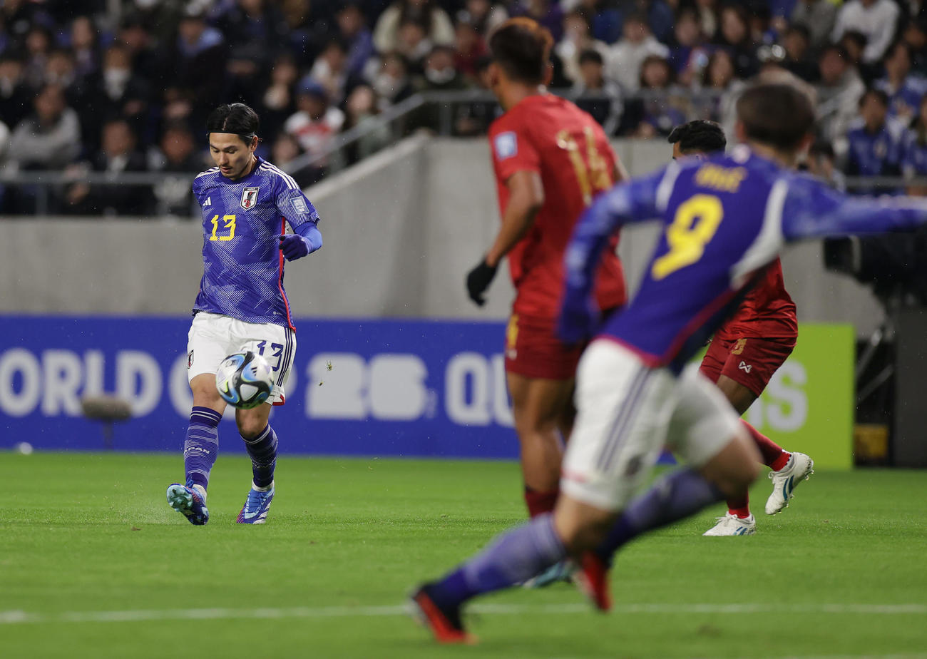 日本対ミャンマー　前半、南野（左）のラストパスに走り出す上田（手前）（撮影・前田充）