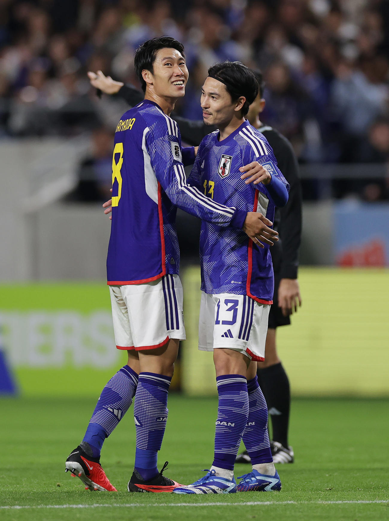 日本対ミャンマー　前半、チーム2点目のゴールを決めた鎌田（左）は南野と笑顔を見せる（撮影・前田充）