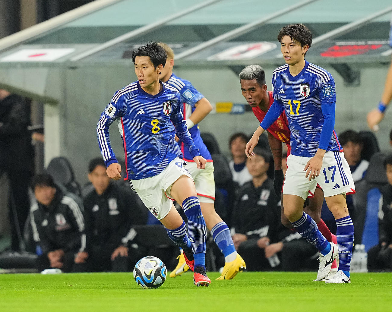 日本対ミャンマー　前半、ドリブルする鎌田（左）。右は田中（撮影・垰建太）
