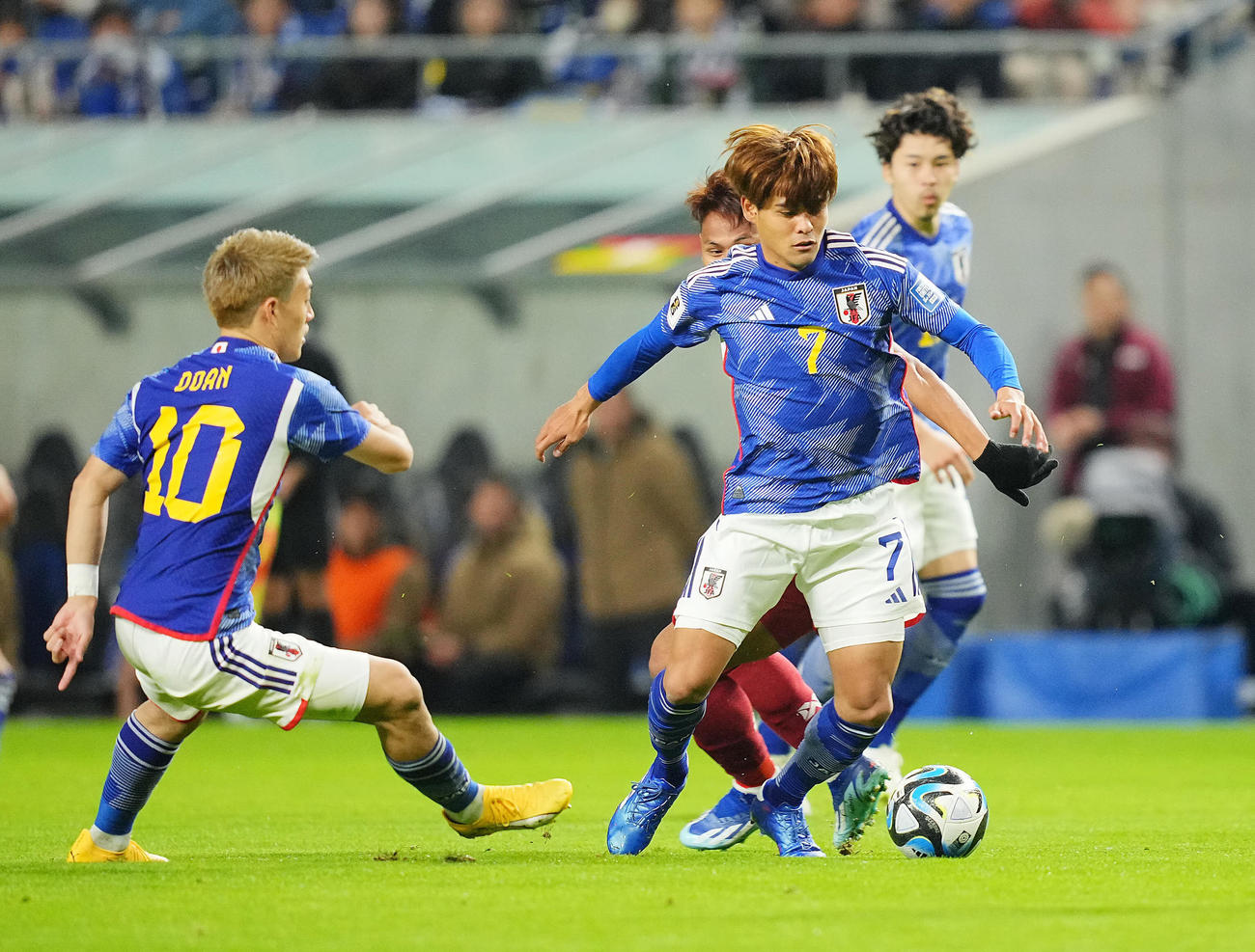 日本対ミャンマー　後半、相手選手からボールを奪う佐野（撮影・垰建太）