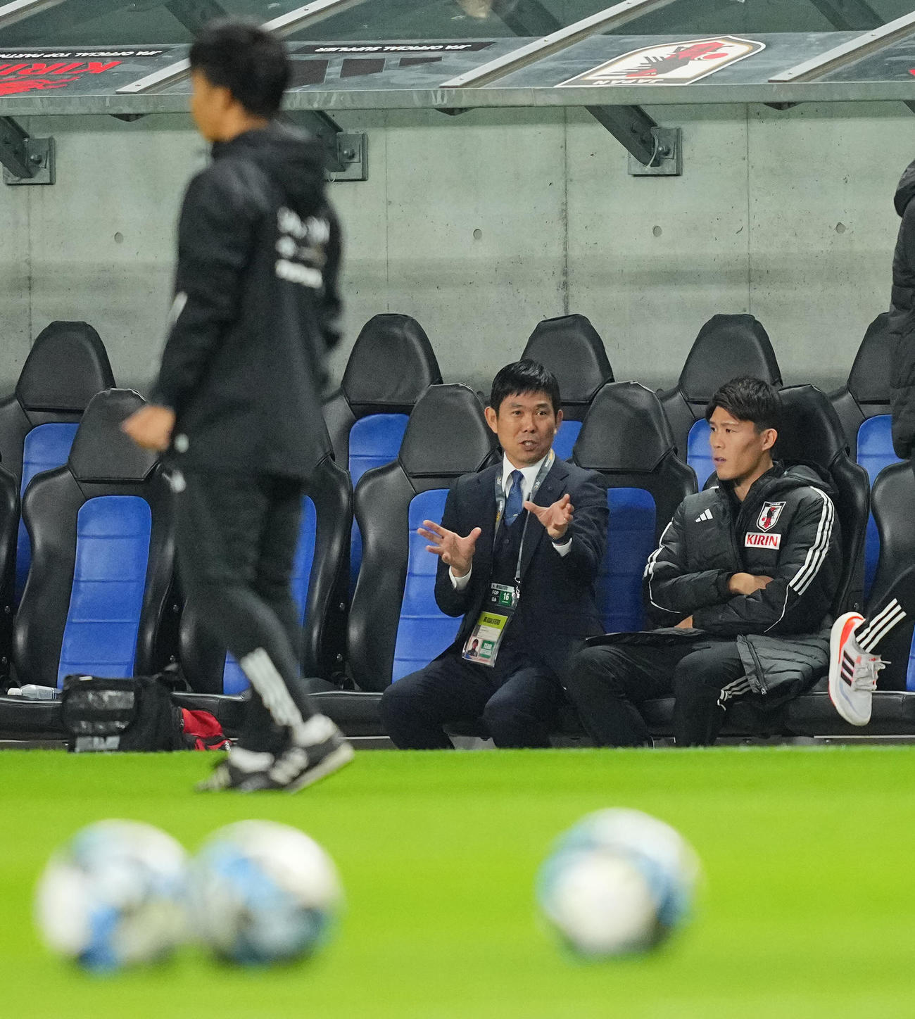 日本対ミャンマー　試合前、ベンチを外れた冨安（右）は森保監督と言葉を交わす（撮影・垰建太）