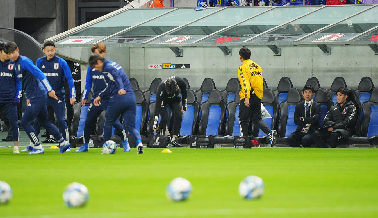 日本対ミャンマー　試合前、ベンチを外れた冨安（右）は森保監督と言葉を交わす（撮影・垰建太）