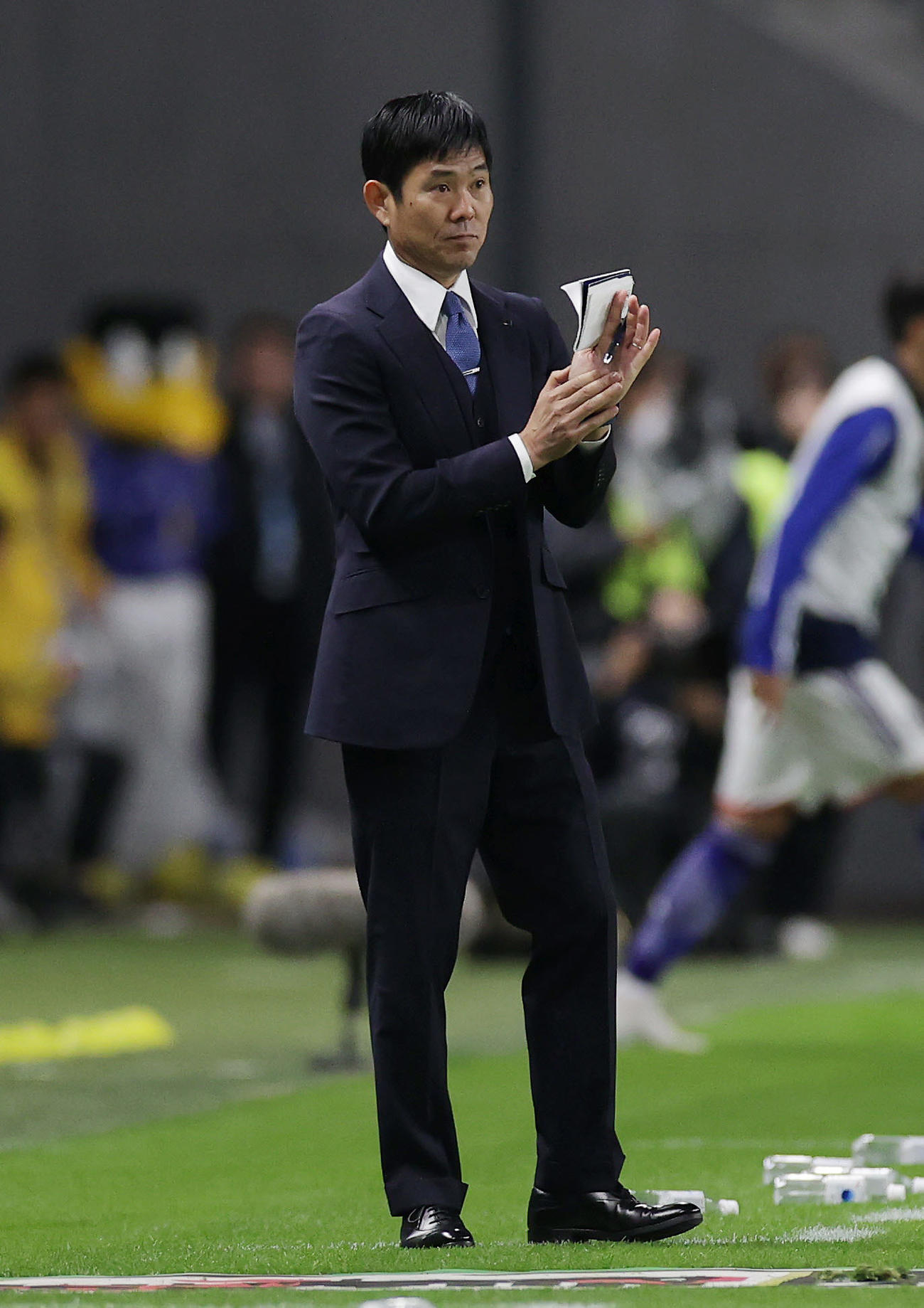 日本対ミャンマー　前半、メモを手に試合を見守る森保監督（撮影・前田充）